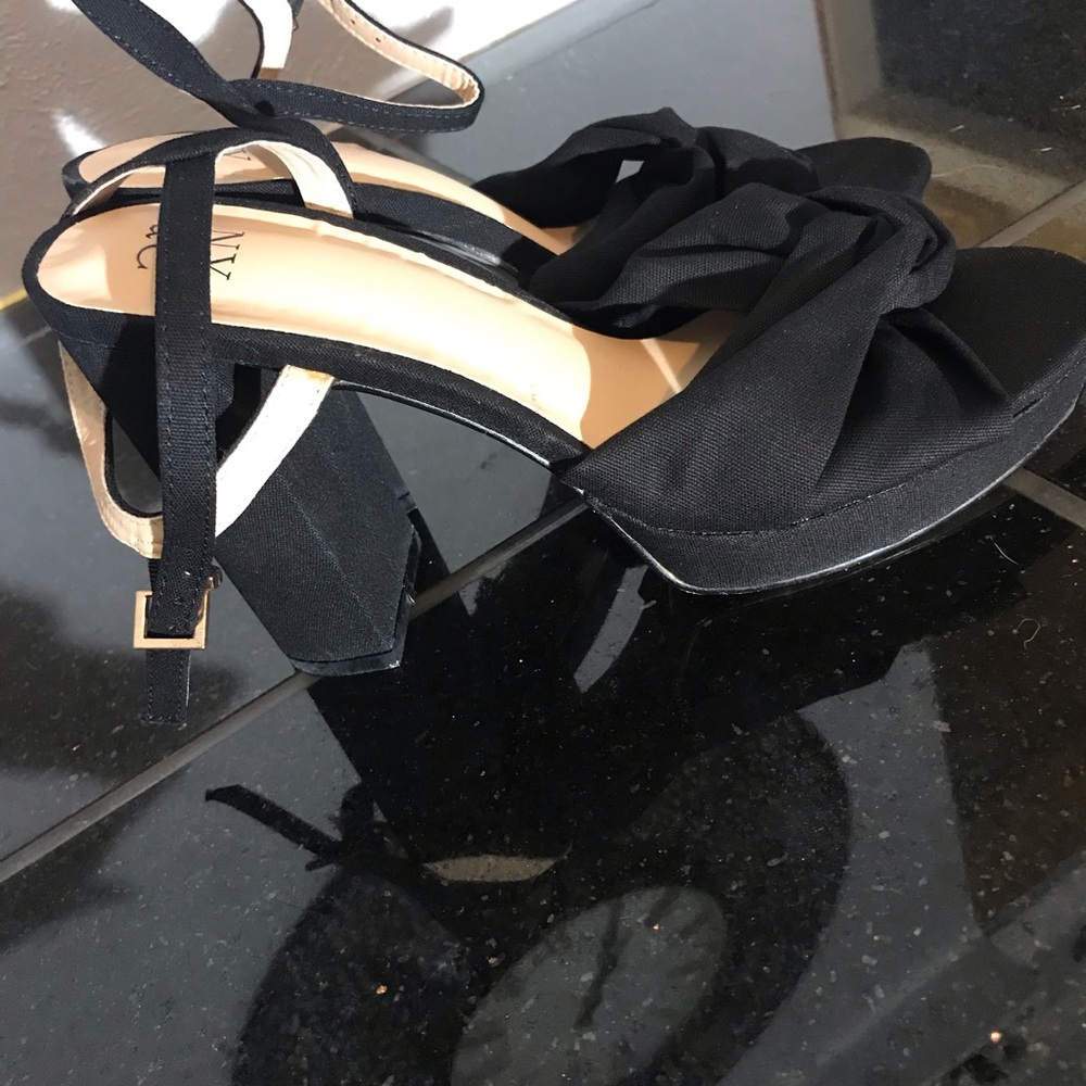 New York and Company heeled platform sandals - Picture 2 of 5